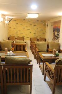 Χώρος καθιστικού στο Hotel Kailash Mansarobar Banquet and Restaurant