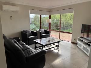 Χώρος καθιστικού στο Beachside Prevelly Villas