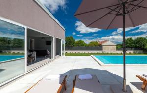 Kolam renang di atau dekat dengan Gorgeous Home In Rovinjsko Selo +51 gambar