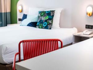 Ibis Styles Cayenne Centre Amazonia客房内的一张或多张床位