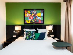 Ibis Styles Cayenne Centre Amazonia客房内的一张或多张床位