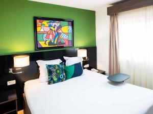 Ibis Styles Cayenne Centre Amazonia客房内的一张或多张床位
