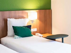 Ibis Styles Cayenne Centre Amazonia客房内的一张或多张床位