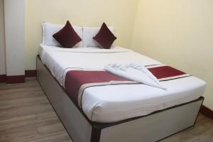 Ένα ή περισσότερα κρεβάτια σε δωμάτιο στο Hotel Kailash Mansarobar Banquet and Restaurant