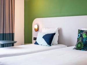 Ibis Styles Cayenne Centre Amazonia客房内的一张或多张床位