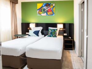 Ibis Styles Cayenne Centre Amazonia客房内的一张或多张床位