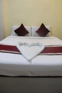 Ένα ή περισσότερα κρεβάτια σε δωμάτιο στο Hotel Kailash Mansarobar Banquet and Restaurant