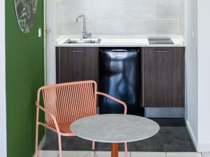 Ibis Styles Cayenne Centre Amazonia的厨房或小厨房