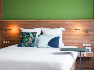 Ibis Styles Cayenne Centre Amazonia客房内的一张或多张床位