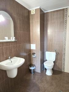 Bilik mandi di Family Hotel Primo