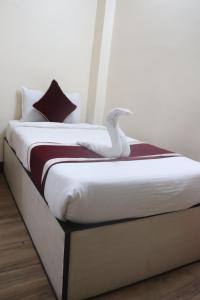 Ένα ή περισσότερα κρεβάτια σε δωμάτιο στο Hotel Kailash Mansarobar Banquet and Restaurant