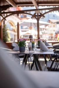 Reštaurácia alebo iné gastronomické zariadenie v ubytovaní Hotel Laurin