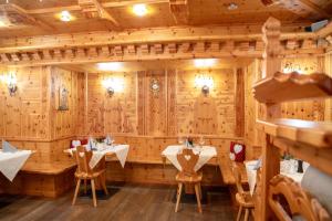 Reštaurácia alebo iné gastronomické zariadenie v ubytovaní Hotel Laurin