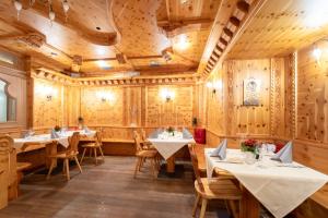 Reštaurácia alebo iné gastronomické zariadenie v ubytovaní Hotel Laurin