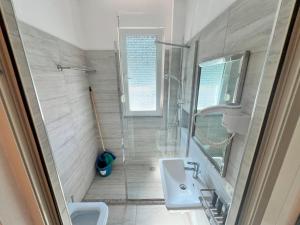Bilik mandi di Brian Hotel