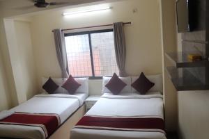 Ένα ή περισσότερα κρεβάτια σε δωμάτιο στο Hotel Kailash Mansarobar Banquet and Restaurant