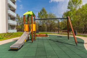 einen Spielplatz mit Rutsche und Schaukel in der Unterkunft Grand Apartments - Horizon in Danzig + 290 Fotos