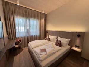 A bed or beds in a room at Hafnerhotel - Das Kachelofen-Wohlfühlhotel Még 37 kép
