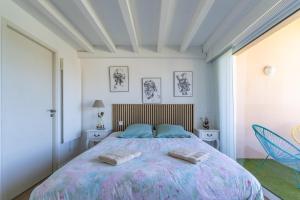 Ένα ή περισσότερα κρεβάτια σε δωμάτιο στο Grand balcon, piscine, plage, golf, parking, wifi, lave linge & vaisselle