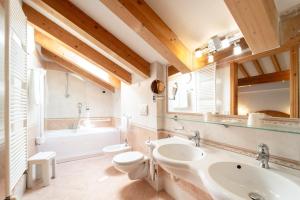 Kúpeľňa v ubytovaní Hotel Laurin + 37 fotografií