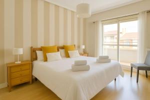 Ένα ή περισσότερα κρεβάτια σε δωμάτιο στο Santillana home vistas mar, parking, tablas de surf y bicicletas