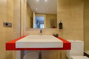 Ένα μπάνιο στο Santillana home vistas mar, parking, tablas de surf y bicicletas +30 φωτογραφίες