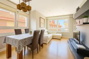 Μια τηλεόραση ή/και κέντρο ψυχαγωγίας στο Santillana home vistas mar, parking, tablas de surf y bicicletas