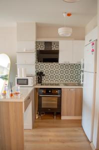 a kitchen with a stove and a refrigerator at Luxe Suite AI28 in Esenyurt