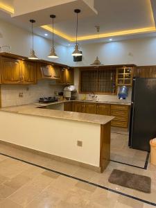 Dapur atau dapur kecil di Luxurious Guesthouse-Suite 3Bed and Lounge in Karachi
