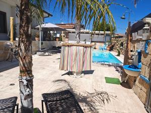 Bazén v ubytování Villa Irma guest house nebo v jeho okolí