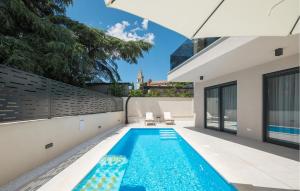 une piscine dans l'arrière-cour d'une maison dans l'établissement Nice Apartment In Tar, à Tar