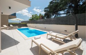 une piscine dans un jardin avec des chaises longues et une piscine dans l'établissement Nice Apartment In Tar, à Tar 29 autres photos