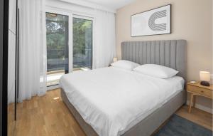 une chambre avec un lit blanc et une fenêtre dans l'établissement Nice Apartment In Tar, à Tar