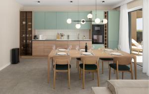 une salle à manger avec une table et des chaises et une cuisine dans l'établissement Nice Apartment In Tar, à Tar