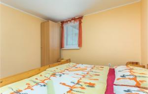 Postel nebo postele na pokoji v ubytování 2 Bedroom Amazing Apartment In Labin
