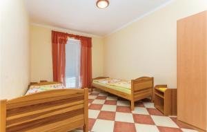 Postel nebo postele na pokoji v ubytování 2 Bedroom Amazing Apartment In Labin