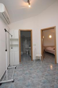 a room with a treadmill and a room with a bedroom at Apartment GRANDE in Preko