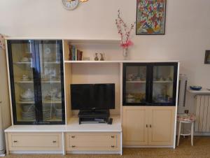 Μια τηλεόραση ή/και κέντρο ψυχαγωγίας στο Casa Dolce Mare - trilocale familiare a 50m dal mare