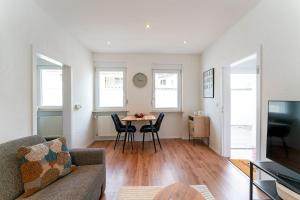 a living room with a couch and a table at Deluxe Koblenz Flat, Parken, Netflix, Ruhig in Bendorf
