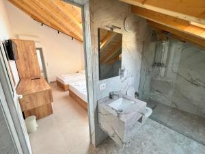 Bilik mandi di Brian Hotel +37 gambar