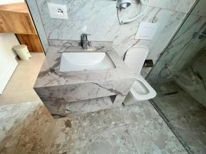 Bilik mandi di Brian Hotel