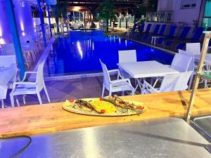 Makanan di atau berdekatan hotel