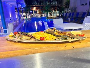Makanan di atau berdekatan hotel