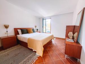 Ένα ή περισσότερα κρεβάτια σε δωμάτιο στο Just Like Home - Casa dos Pinheiros