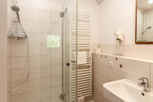 Ένα μπάνιο στο Ferienwohnung Bergsicht mit Balkon
