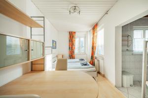 默德林Rustikales Apartment in Mödling的一间设有床铺和桌子的房间
