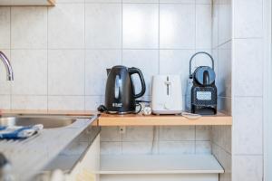 默德林Rustikales Apartment in Mödling的厨房柜台设有水槽和电器