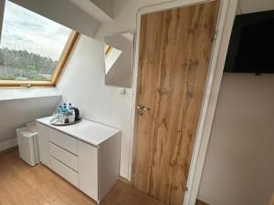a room with a wooden door and a white cabinet at Zielony Zakątek in Kobyla Góra +42 photos