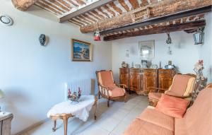 a living room with two chairs and a table at 3 Bedroom Stunning Home In Saignon in Saignon