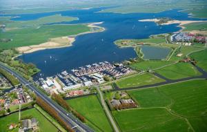 eine Luftansicht auf eine Stadt und einen Fluss in der Unterkunft Oostergeest Beneden 2 Slaapk in Uitgeest + 15 Fotos